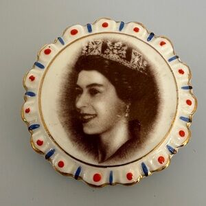 ENGLAND queen Brooch imperial porcelain